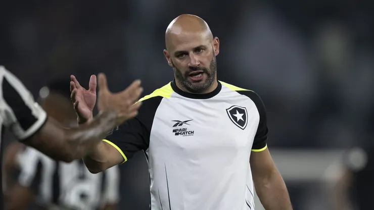 Franclim Carvalho auxiliar tecnico do Botafogo durante partida contra o Corinthians no estadio Engenhao pelo campeonato Brasileiro A 2024. Foto: Jorge Rodrigues/AGIF