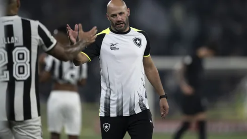 Franclim Carvalho auxiliar tecnico do Botafogo durante partida contra o Corinthians no estadio Engenhao pelo campeonato Brasileiro A 2024. Foto: Jorge Rodrigues/AGIF