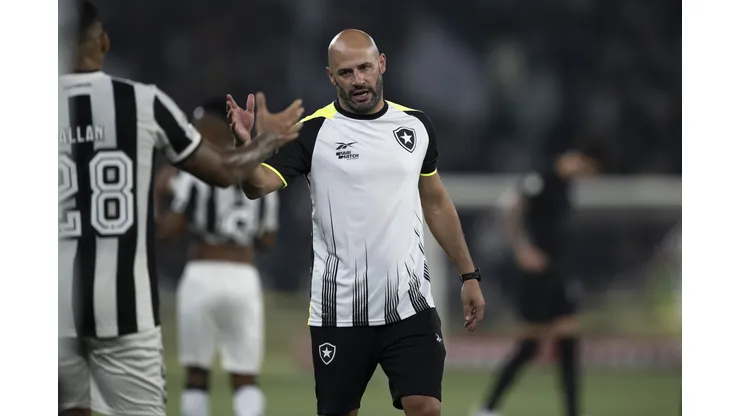 Franclim Carvalho auxiliar tecnico do Botafogo durante partida contra o Corinthians no estadio Engenhao pelo campeonato Brasileiro A 2024. Foto: Jorge Rodrigues/AGIF