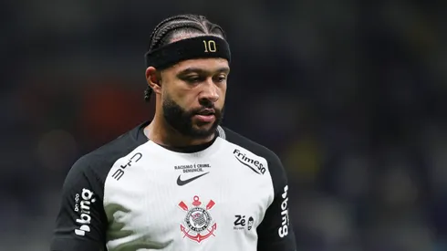 Memphis Depay preocupa no Corinthians.