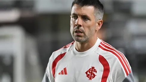 SP - SANTOS - 18/03/2026 - BRASILEIRO A 2026, SANTOS X INTERNACIONAL - Paulo Pezzolano tecnico do Internacional durante partida contra o Santos no estadio Vila Belmiro pelo campeonato Brasileiro A 2026. Foto: Jota Erre/AGIF