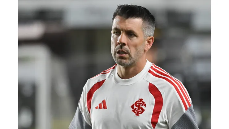 SP - SANTOS - 18/03/2026 - BRASILEIRO A 2026, SANTOS X INTERNACIONAL - Paulo Pezzolano tecnico do Internacional durante partida contra o Santos no estadio Vila Belmiro pelo campeonato Brasileiro A 2026. Foto: Jota Erre/AGIF