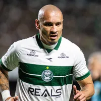 Maicon pode pegar suspensão de 12 jogos por cotovelada