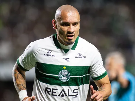 Maicon pode pegar suspensão de 12 jogos por cotovelada
