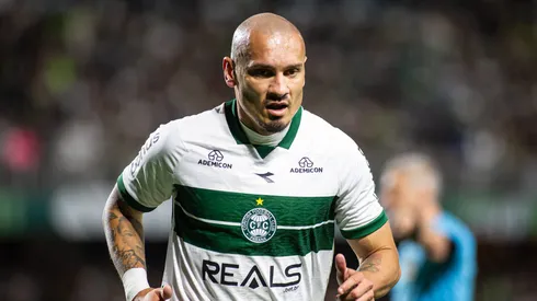 Maicon jogador do Coritiba durante partida contra o Athletico-PR no estadio Couto Pereira pelo campeonato Brasileiro B 2025. Foto: Luis Garcia/AGIF