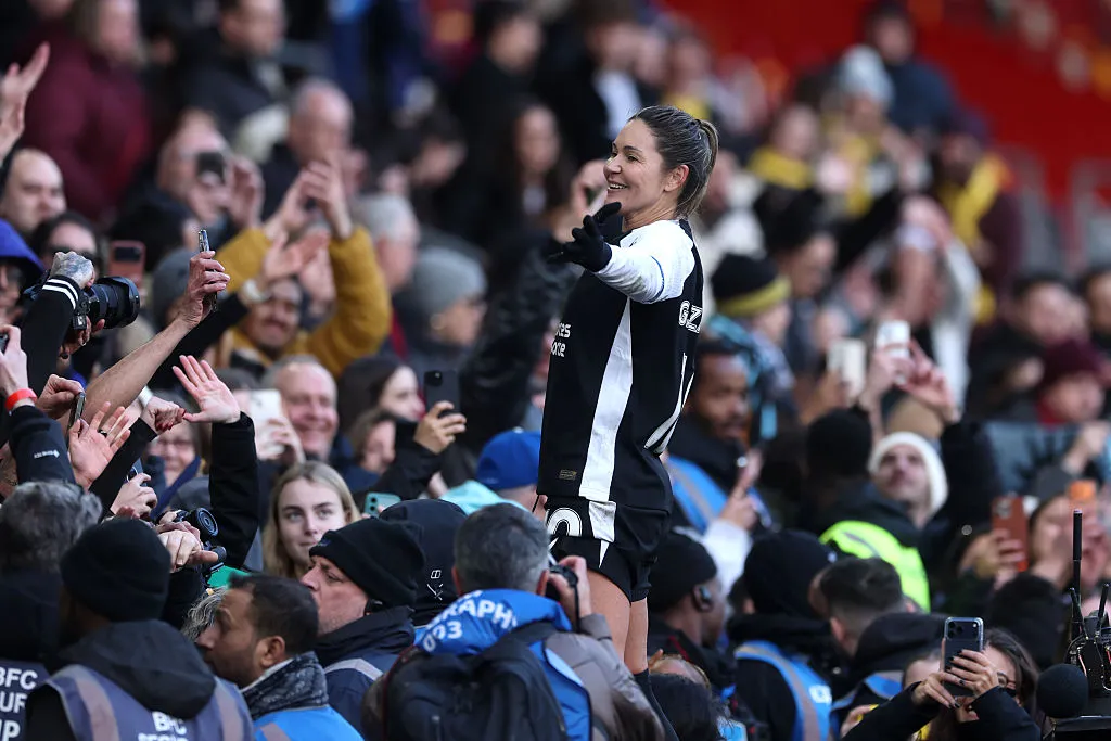 Gabi Zanotti no meio da torcida do Corinthians - Foto: Richard Pelham/Getty Images