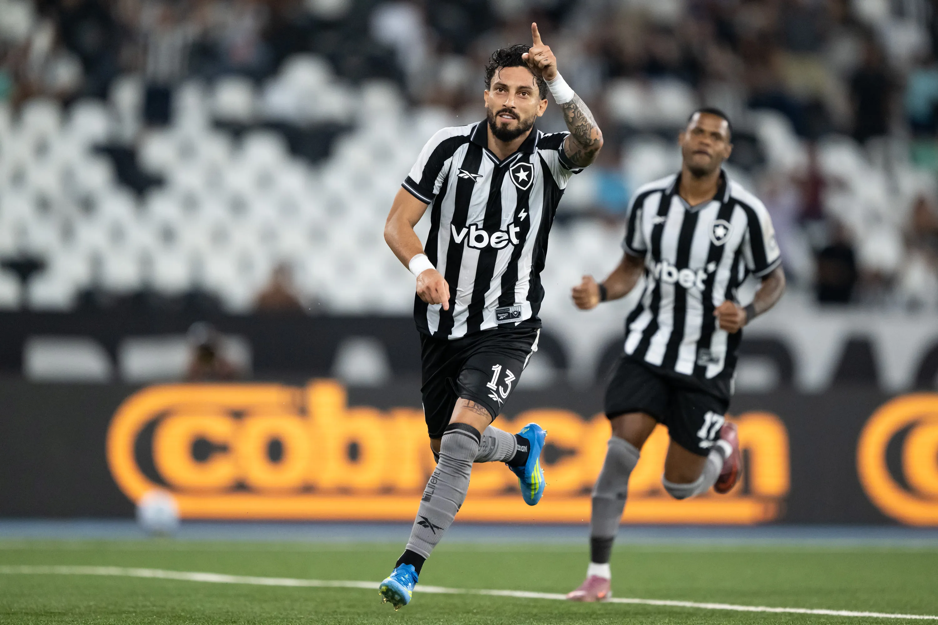 Alex Telles jogador do Botafogo comemora seu gol durante partida contra o Mirassol no estadio Engenhao pelo campeonato Brasileiro A 2026. Foto: Jorge Rodrigues/AGIF