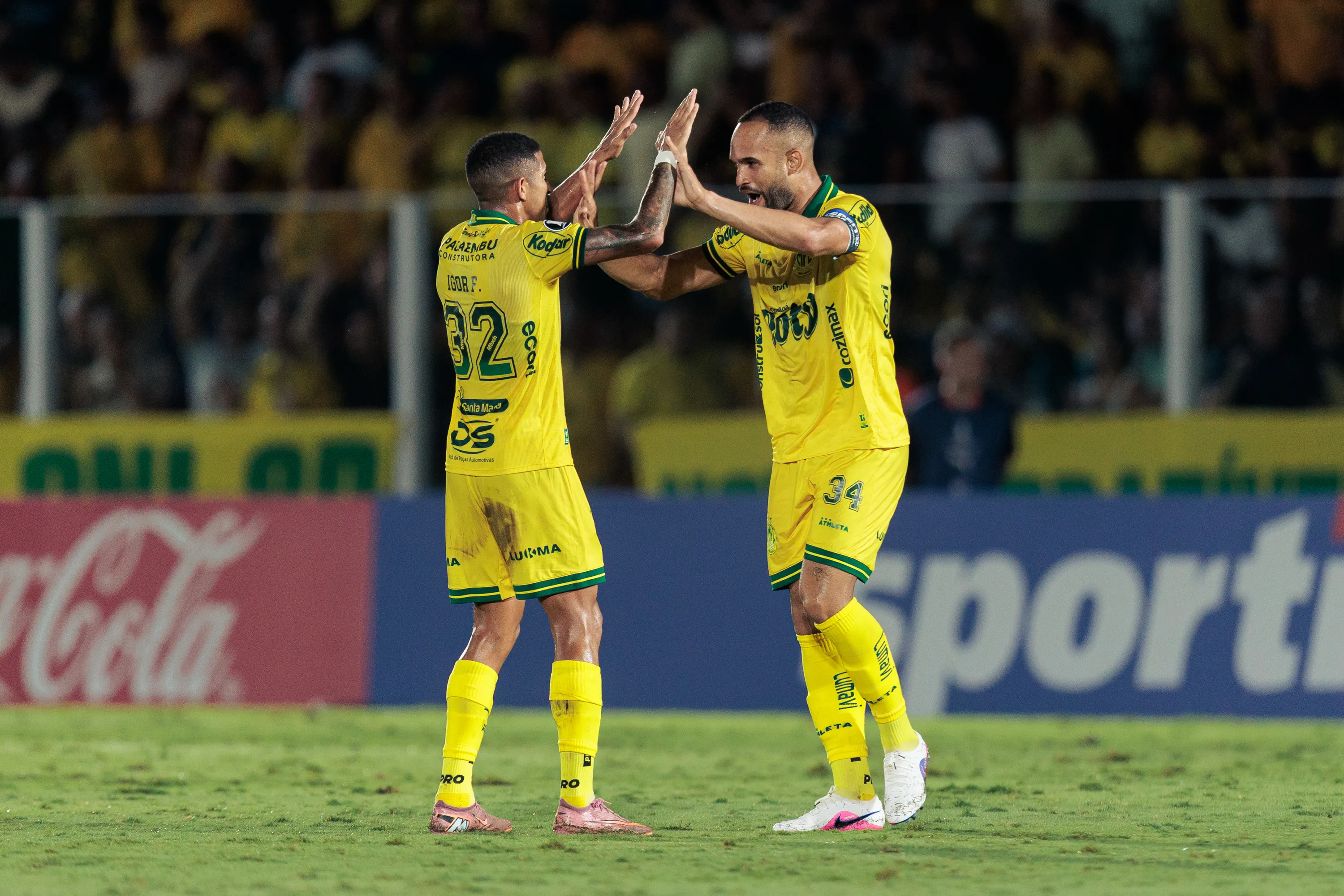 João Victor jogador do Mirassol comemora seu gol com Igor Formiga jogador da sua equipe durante partida contra o Lanús no estádio Jose Maria de Campos Maia pelo campeonato Copa Libertadores 2026. Foto: Rapha Marques/RP FOTOPRESS/AGIF