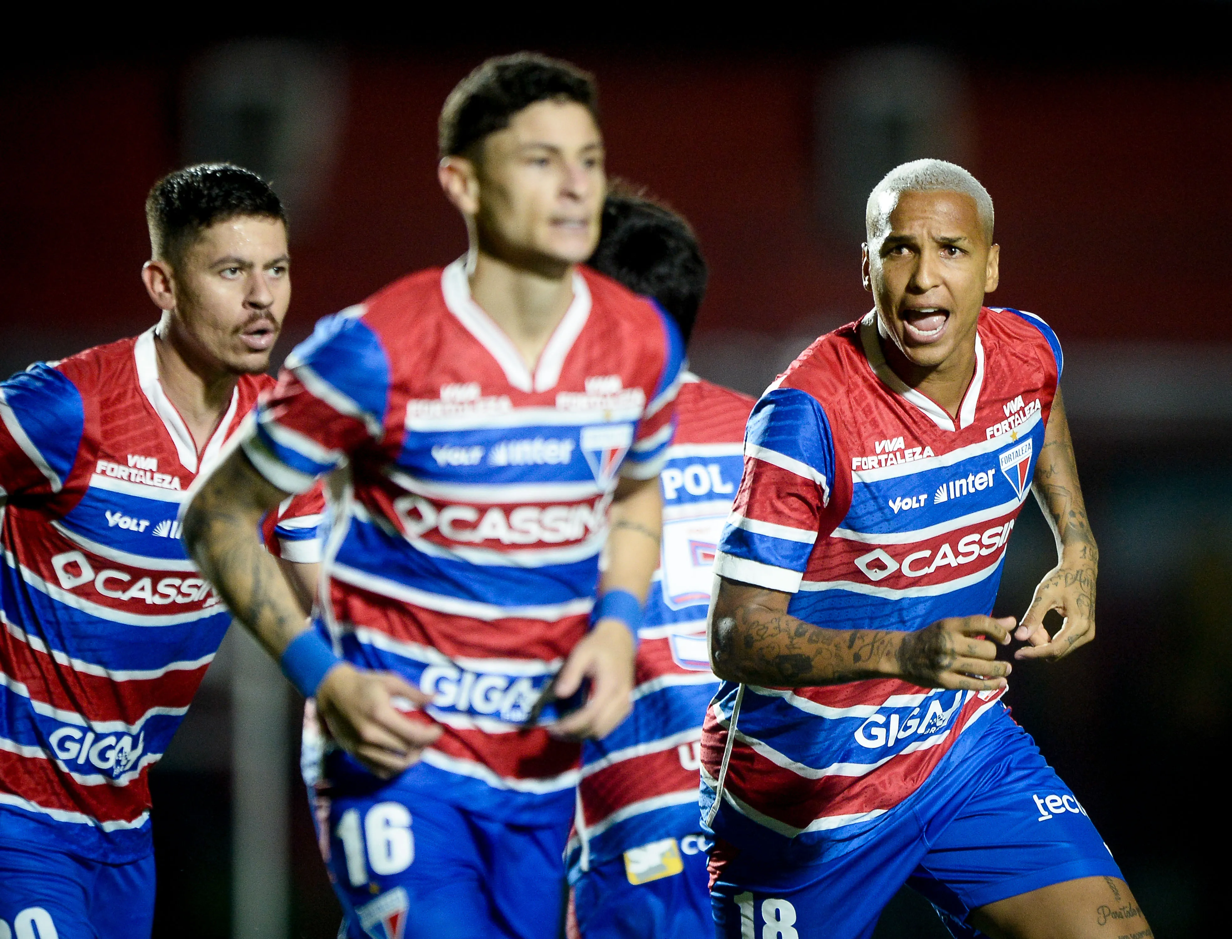 Diogo Barboza ex- jogador do Fortaleza comemora seu gol com jogadores do seu time durante partida contra o Vitoria no estadio Barradao pelo campeonato Brasileiro A 2025. Foto: Jhony Pinho/AGIF