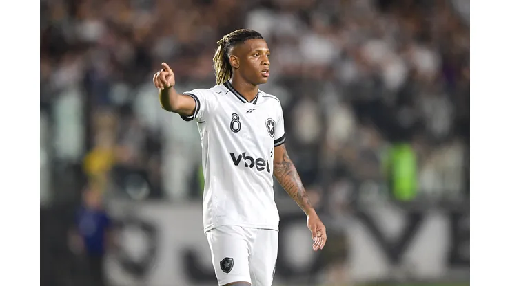 Danilo jogador do Botafogo durante partida contra o Vasco no estadio Sao Januario pelo campeonato Brasileiro A 2026. Foto: Thiago Ribeiro/AGIF