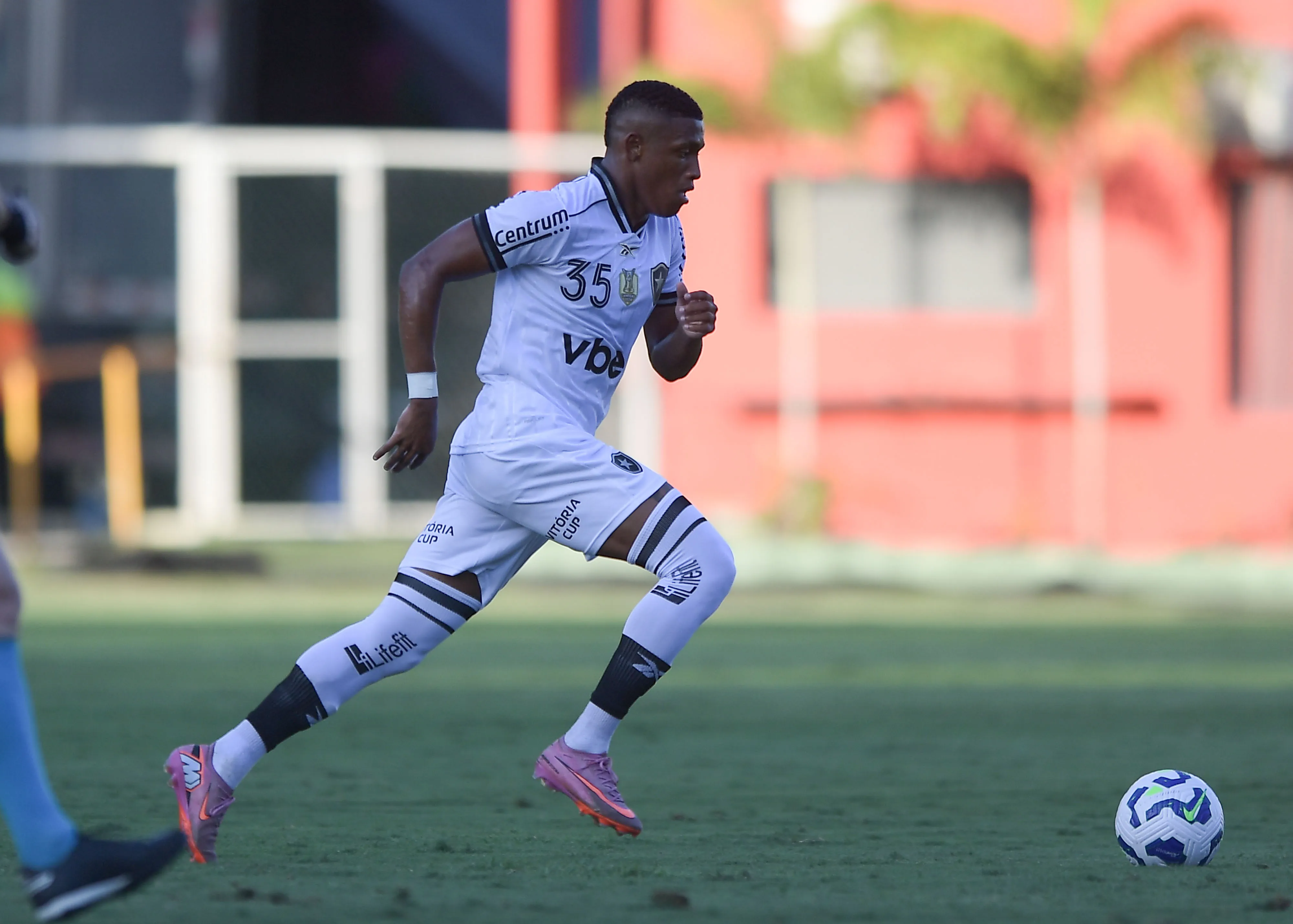 Danilo jogador do Botafogo durante partida contra o Vitoria no estadio Barradao pelo campeonato Brasileiro A 2025. Foto: Jhony Pinho/AGIF