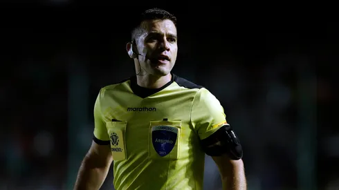 O árbitro Derlis Lopez gesticula durante uma partida entre Banfield e Santos como parte da Copa CONMEBOL Sul-Americana 2022 no Estádio Florencio Sola em 5 de abril de 2022 em Buenos Aires, Argentina. (Foto de Daniel Jayo/Getty Images)