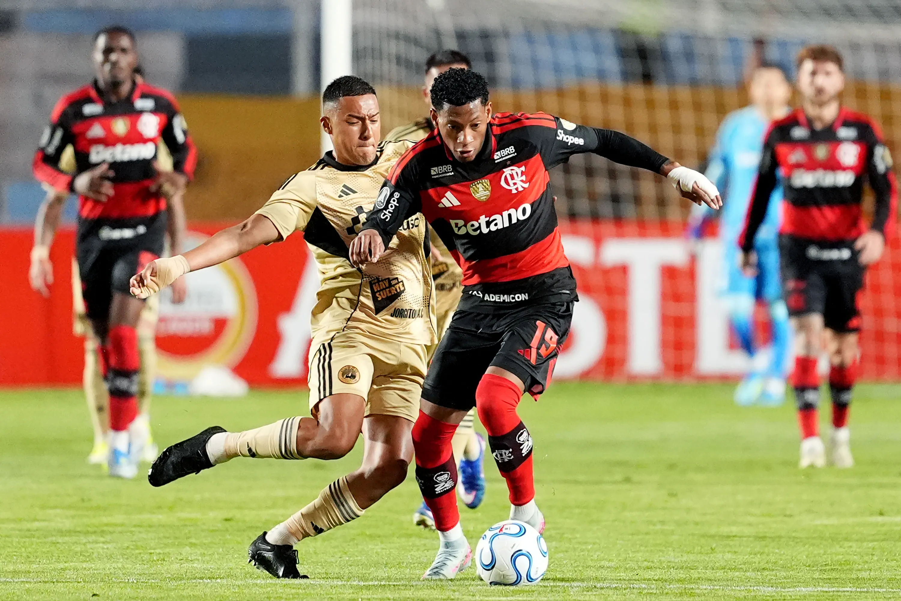 CUSCO, PERU – APRIL 8: Gonzalo Plata of Flamengo and Osvaldo Valenzuela of Cusco FC fight for the ball during a Copa CONMEBOL Libertadores match between Cusco FC and Flamengo at Estadio Inca Garcilaso de la Vega on April 8, 2026 in Cusco, Peru. (Photo by Raul Sifuentes/Getty Images)