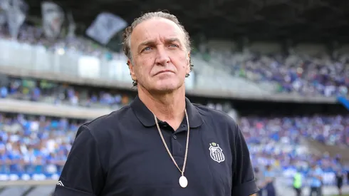 Cuca técnico do Santos durante partida contra o Cruzeiro no estádio Mineirão pelo campeonato Brasileiro A 2026. Foto: Gilson Lobo/AGIF