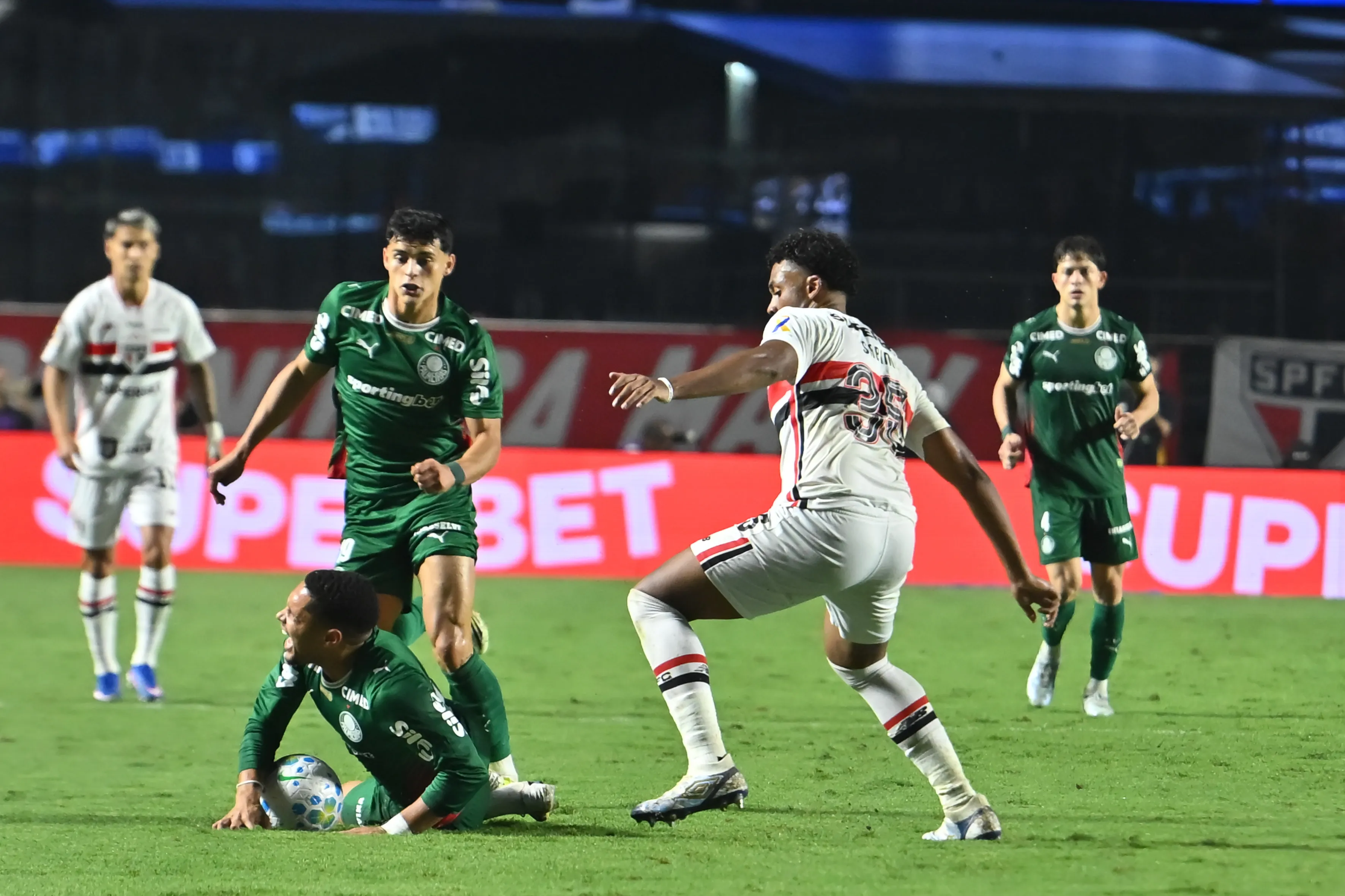 Vitor Roque jogador do Palmeiras sofre falta durante partida contra o Sao Paulo no estadio Morumbi pelo campeonato Brasileiro A 2026. Foto: Jota Erre/AGIF