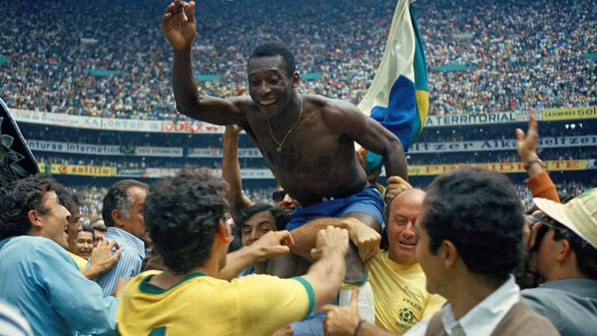 Pelé comemora o titulo mundial da Seleção Brasileira no Estádio Azteca, na Cidade do México, em 1970. Foto: Reprodução/FIFA