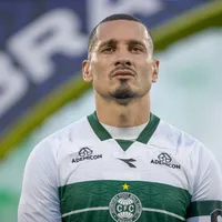 Maicon escapa de gancho após expulsão em Athletico-PR x Coritiba