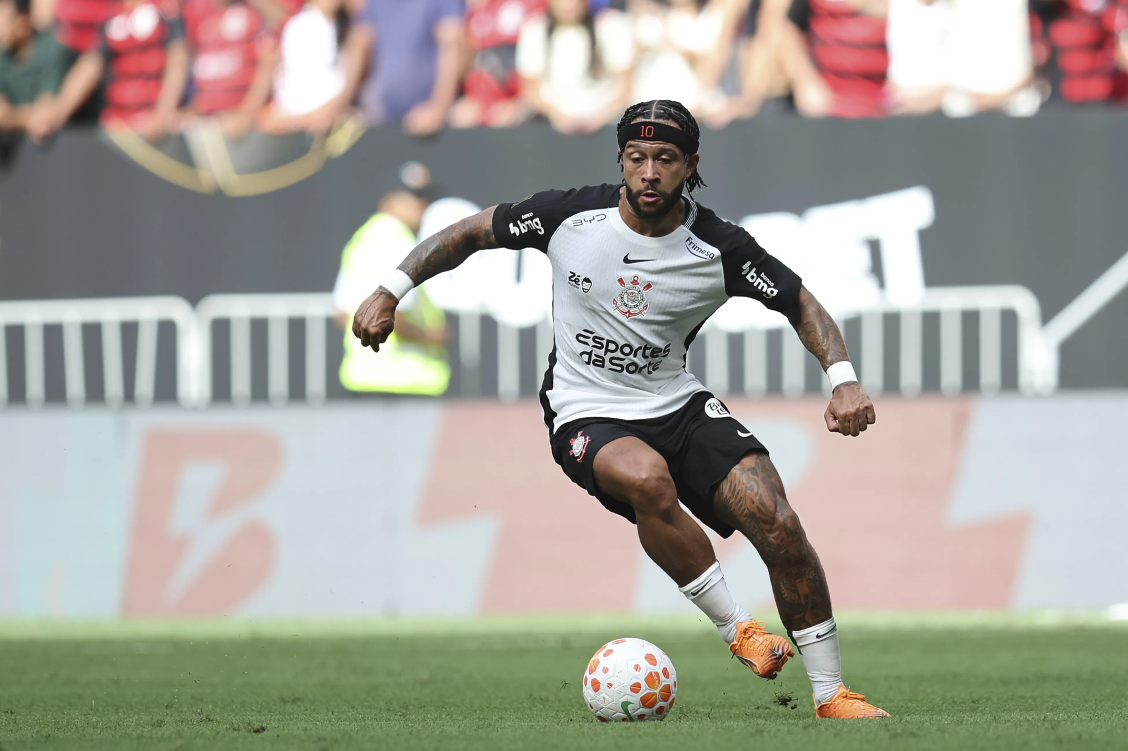 Memphis Depay foi advertido – Foto: Mateus Bonomi/AGIF.