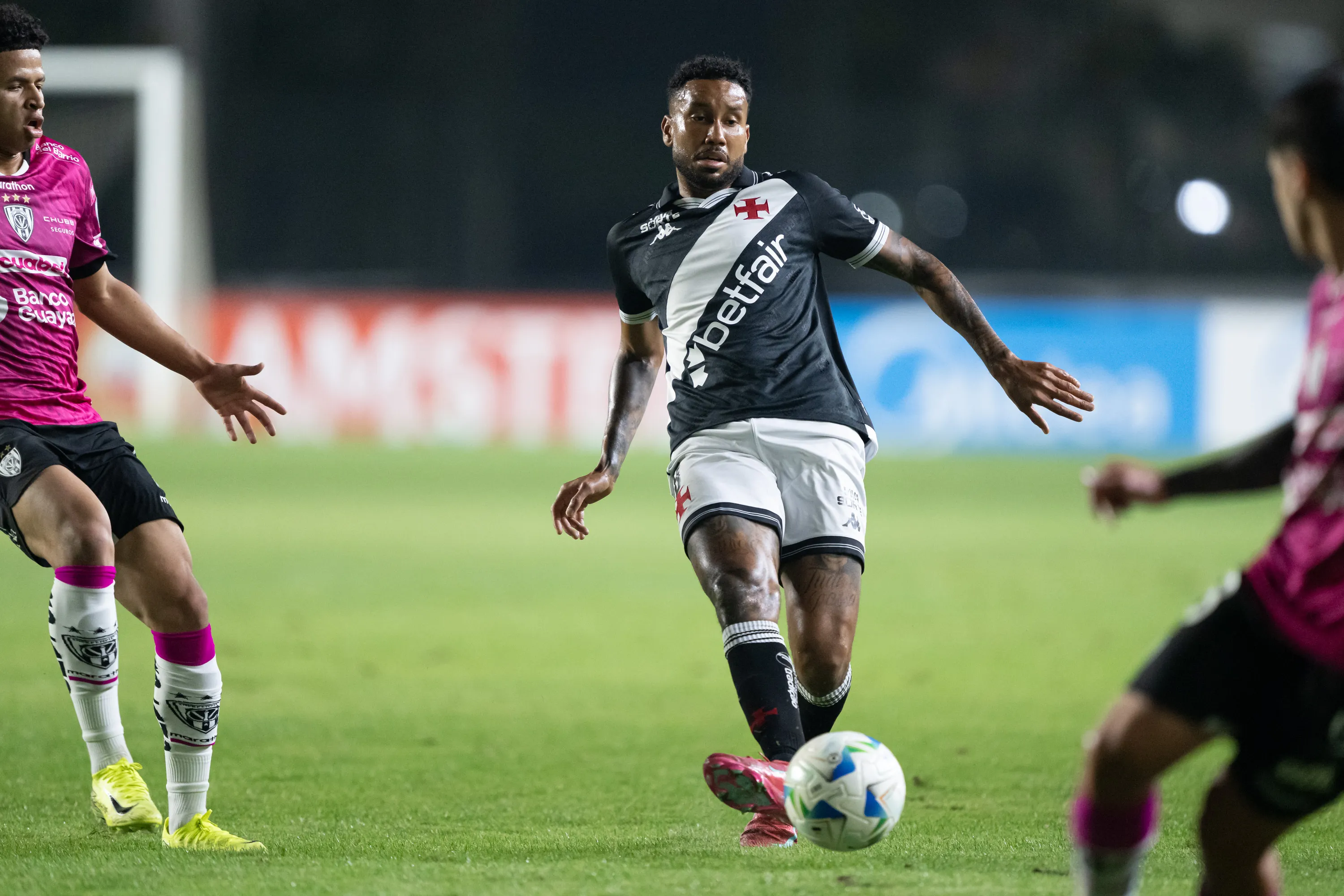 Jair jogador do Vasco durante partida contra o Independiente del Valle no estadio Sao Januario pelo campeonato Copa Sul-americana 2025. Foto: Jorge Rodrigues/AGIF