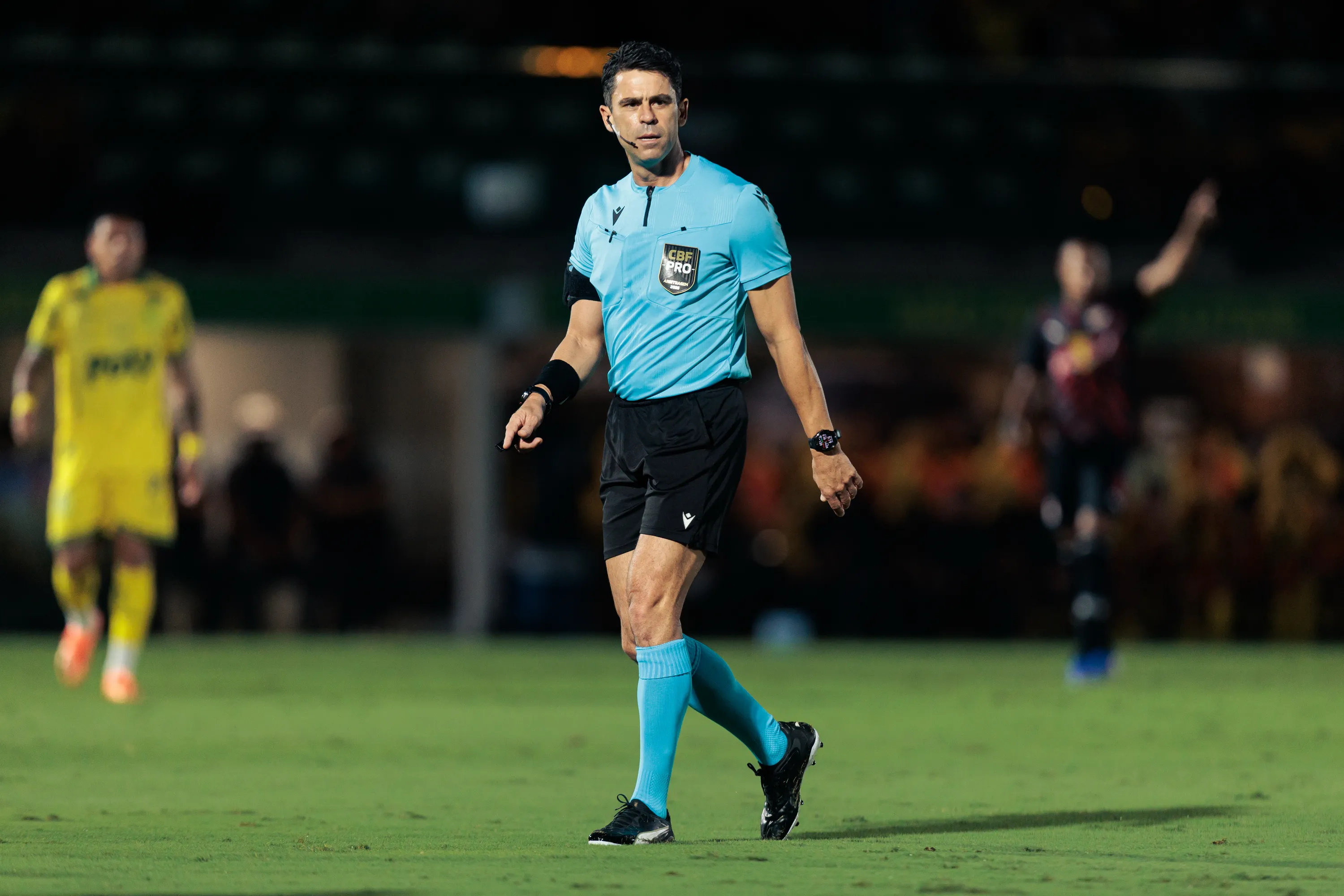 Flávio Rodrigues de Souza foi escalado pela CBF para o duelo – Foto: Rapha Marques/RP FOTOPRESS/AGIF.