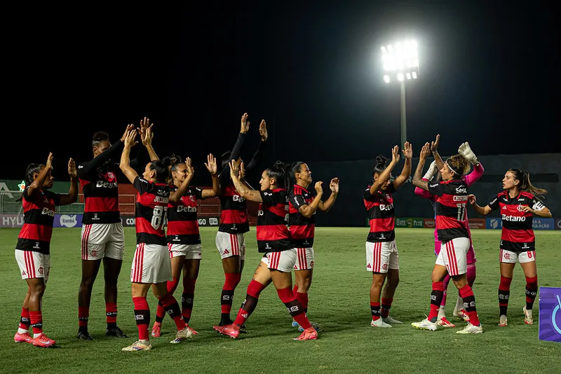 Jogadoras do Flamengo se cumprimentando - Foto: Paula Reis/Flamengo