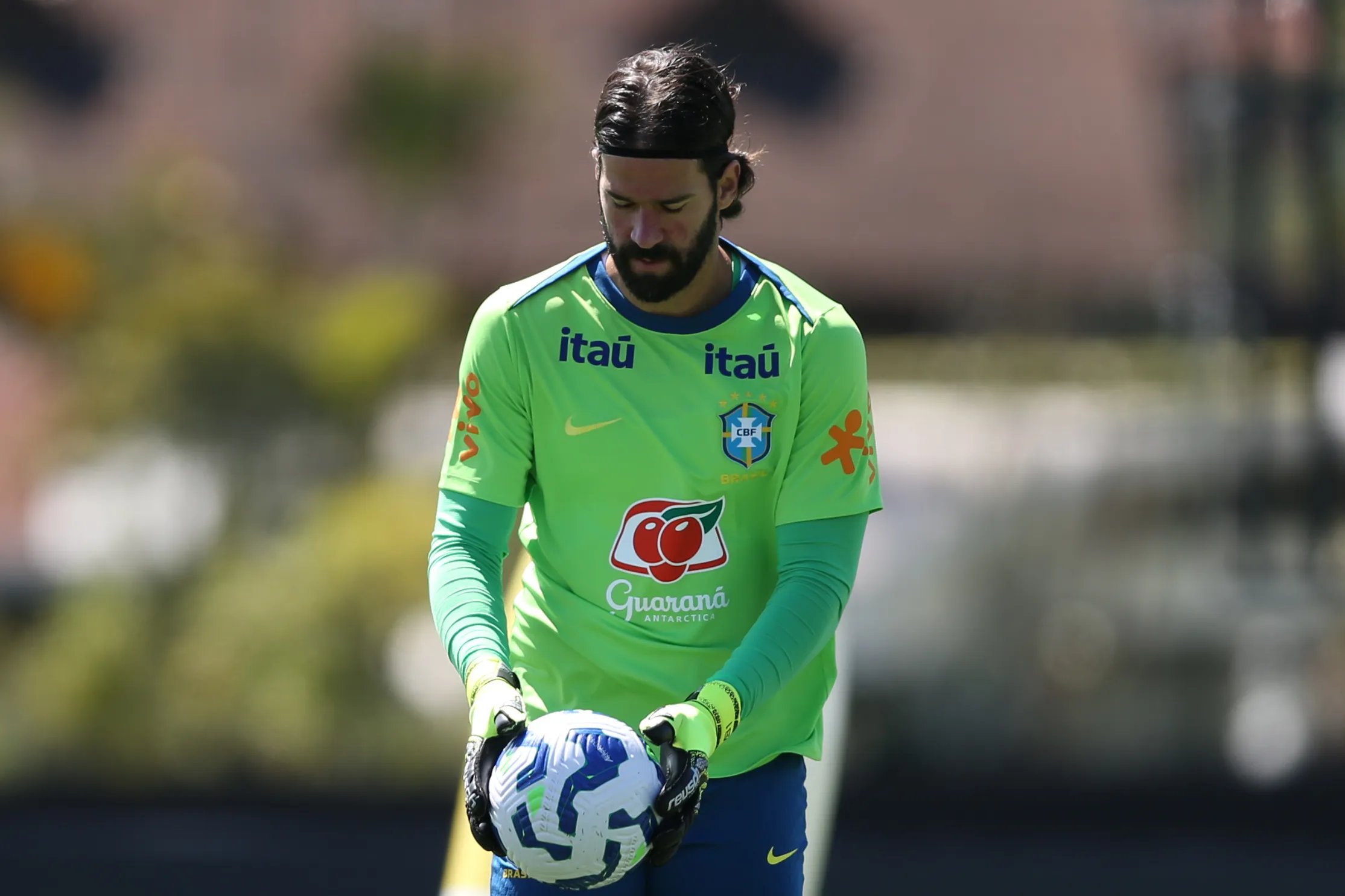 Alisson pode voltar no futuro – Foto: Marlon Costa/AGIF.