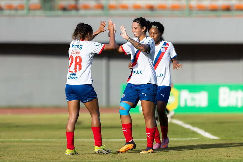 Jogadoras do Bahia comemoram um do gols marcados contra o América-MG – Foto: Rafael Rodrigues/EC Bahia