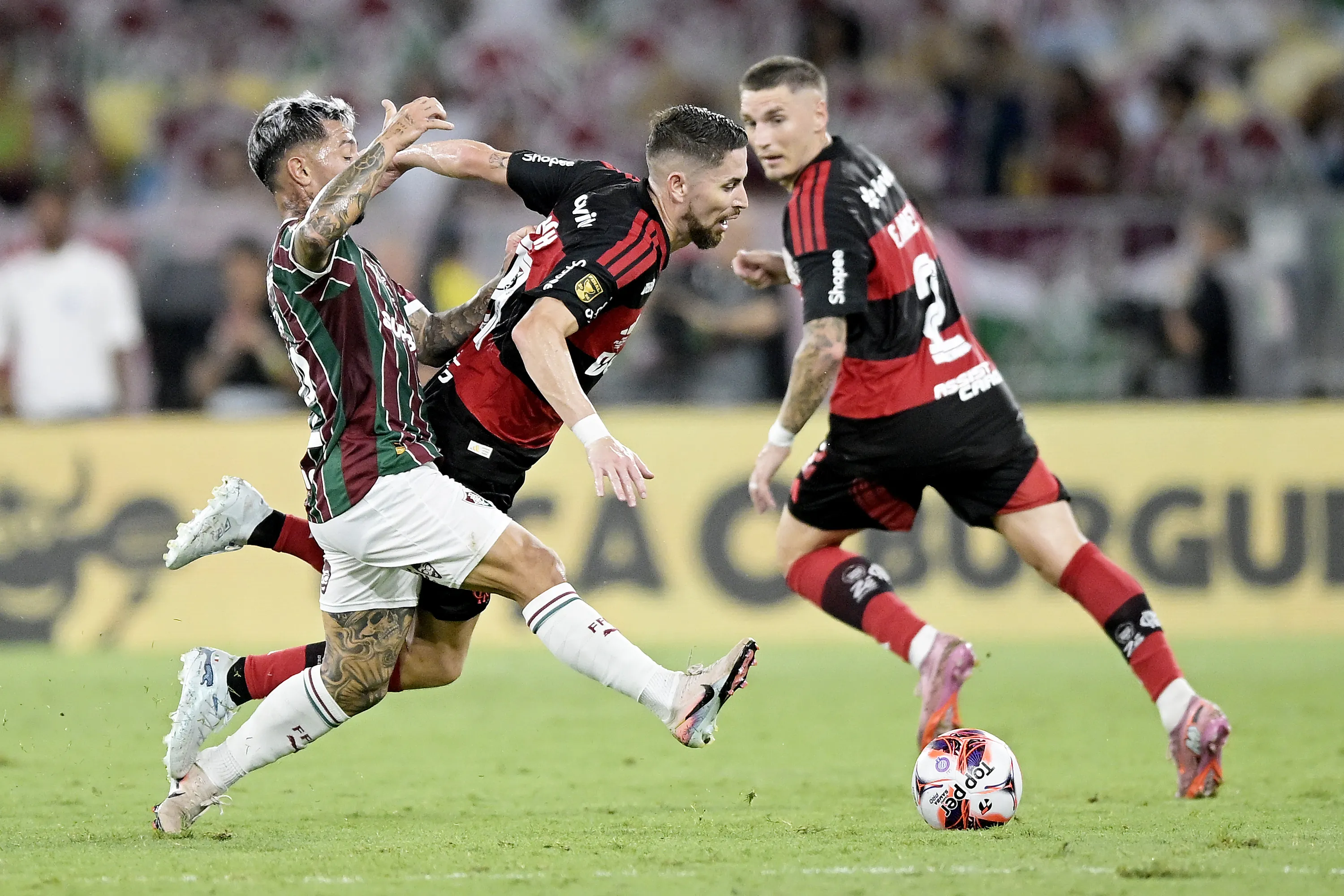 Jorginho jogador do Flamengo disputa lance com Lucho Acosta jogador do Fluminense durante partida no estadio Maracana pelo campeonato Carioca 2026. Foto: Alexandre Loureiro/AGIF