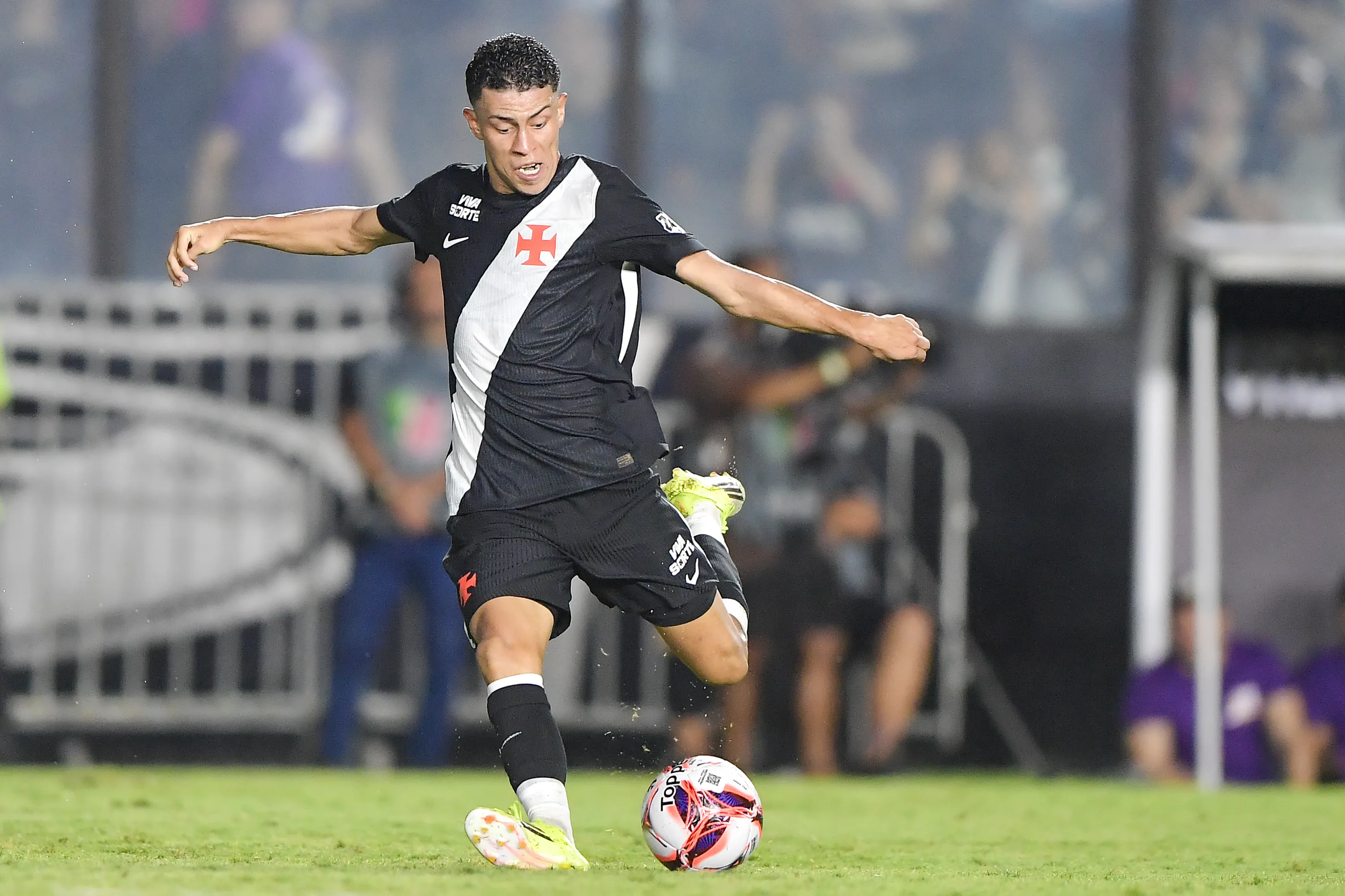 Johan Rojas atuando no Vasco – Foto: Thiago Ribeiro/AGIF