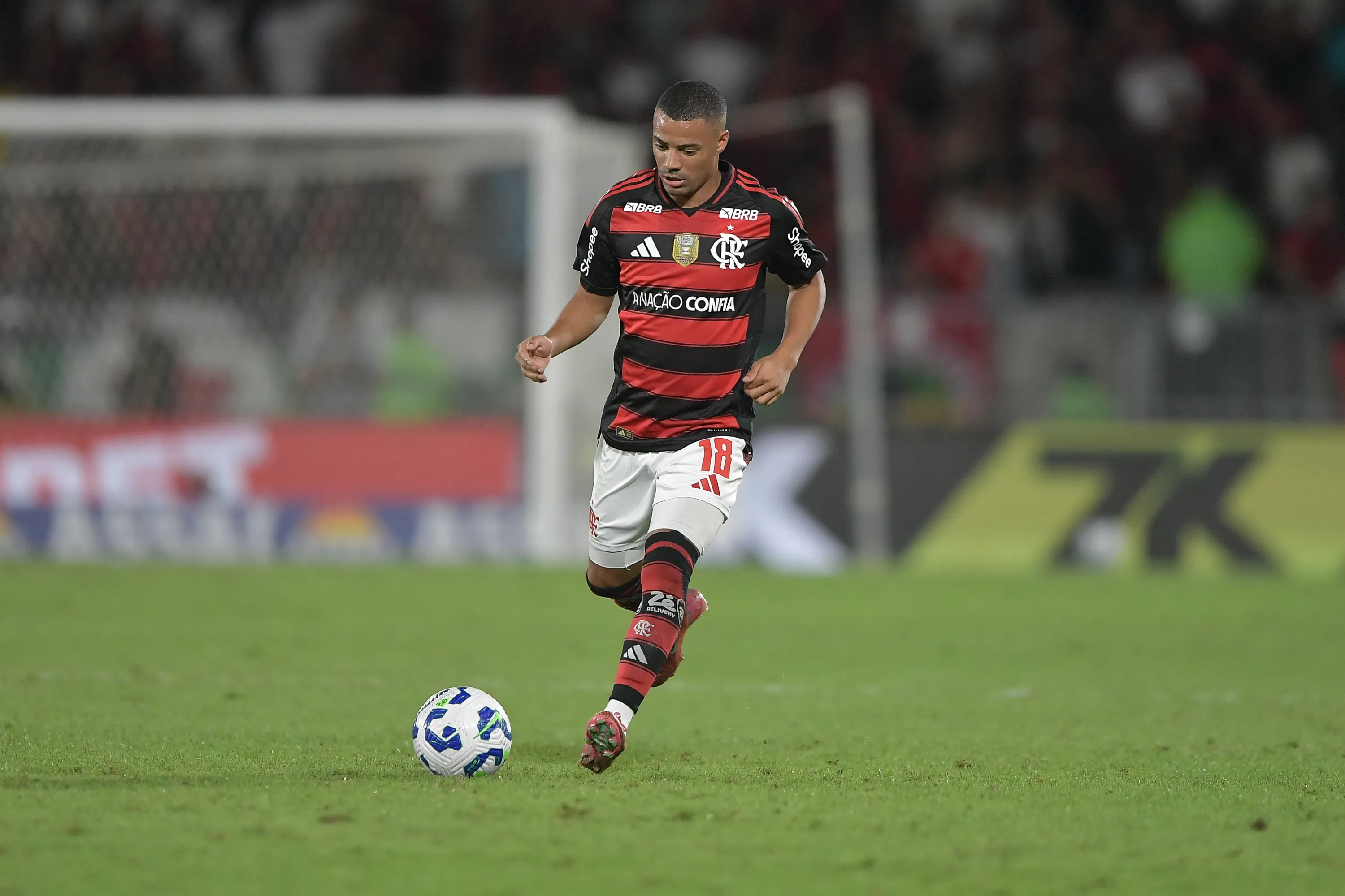 RJ – RIO DE JANEIRO – 25/08/2025 – BRASILEIRO A 2025, FLAMENGO X VITORIA – De La Cruz jogador do Flamengo durante partida contra o Vitoria no estadio Maracana pelo campeonato Brasileiro A 2025. Foto: Thiago Ribeiro/AGIF