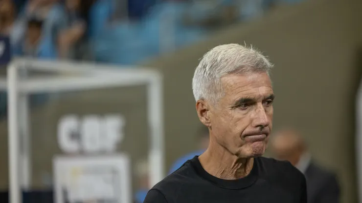 Luis Castro tecnico do Gremio durante partida contra o Bragantino no estadio Arena do Gremio pelo campeonato Brasileiro A 2026.