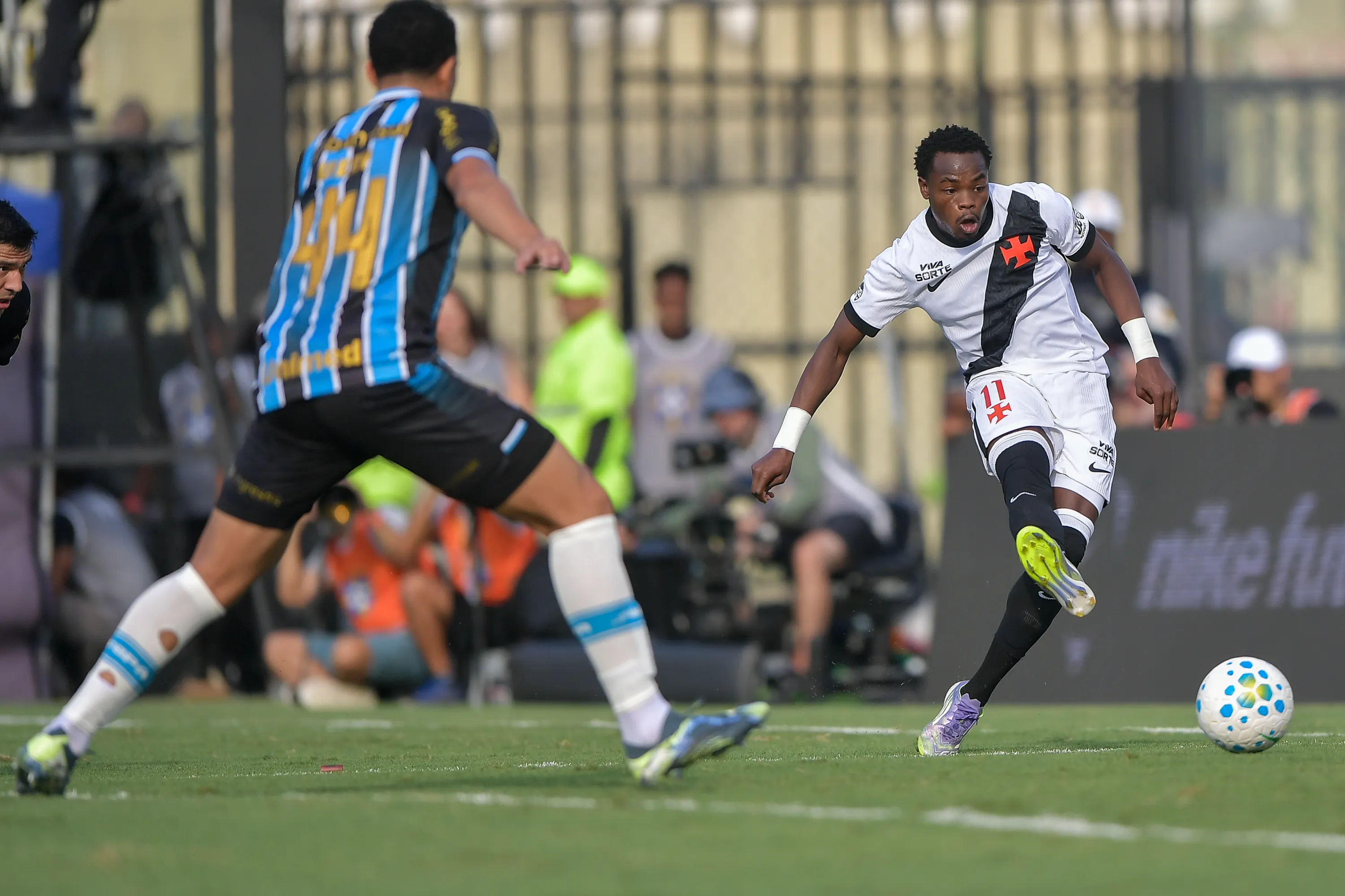 RJ – RIO DE JANEIRO – 22/03/2026 – BRASILEIRO A 2026, VASCO X GREMIO – Andres Gomez jogador do Vasco durante partida contra o Gremio no estadio Sao Januario pelo campeonato Brasileiro A 2026. Foto: Thiago Ribeiro/AGIF