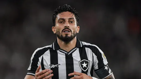 Alex Telles pode ser desfalque novamente no Botafogo.