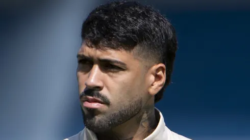 Alexander Barboza jogador do Botafogo durante chegada da equipe para partida contra o Bragantino no estádio Cícero De Souza Marques pelo campeonato Brasileiro A 2026. Foto: Anderson Romão/AGIF