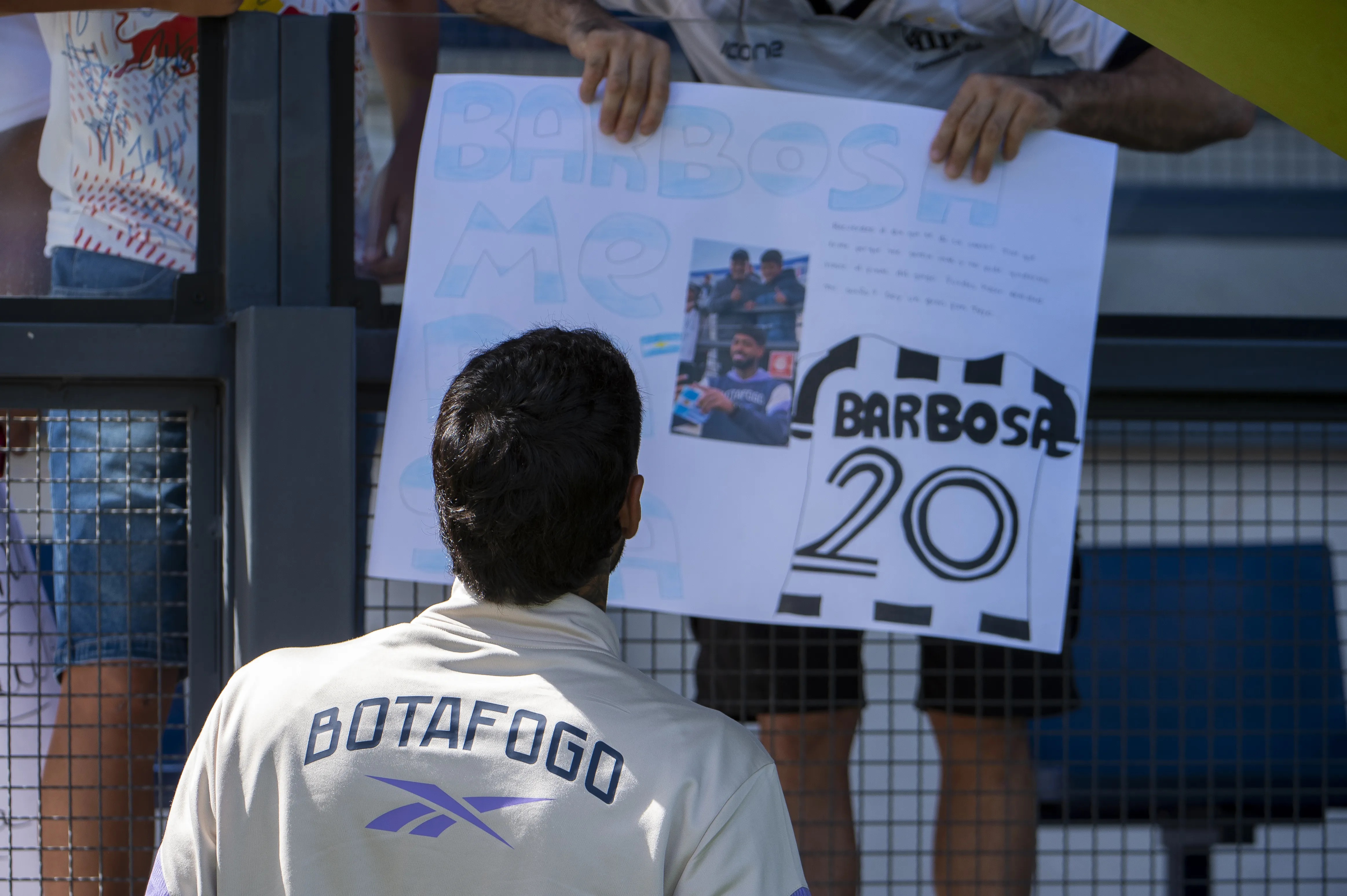Alexander Barboza jogador do Botafogo durante chegada da equipe para partida contra o Bragantino no estadio Cicero De Souza Marques pelo campeonato Brasileiro A 2026. Foto: Anderson Romao/AGIF