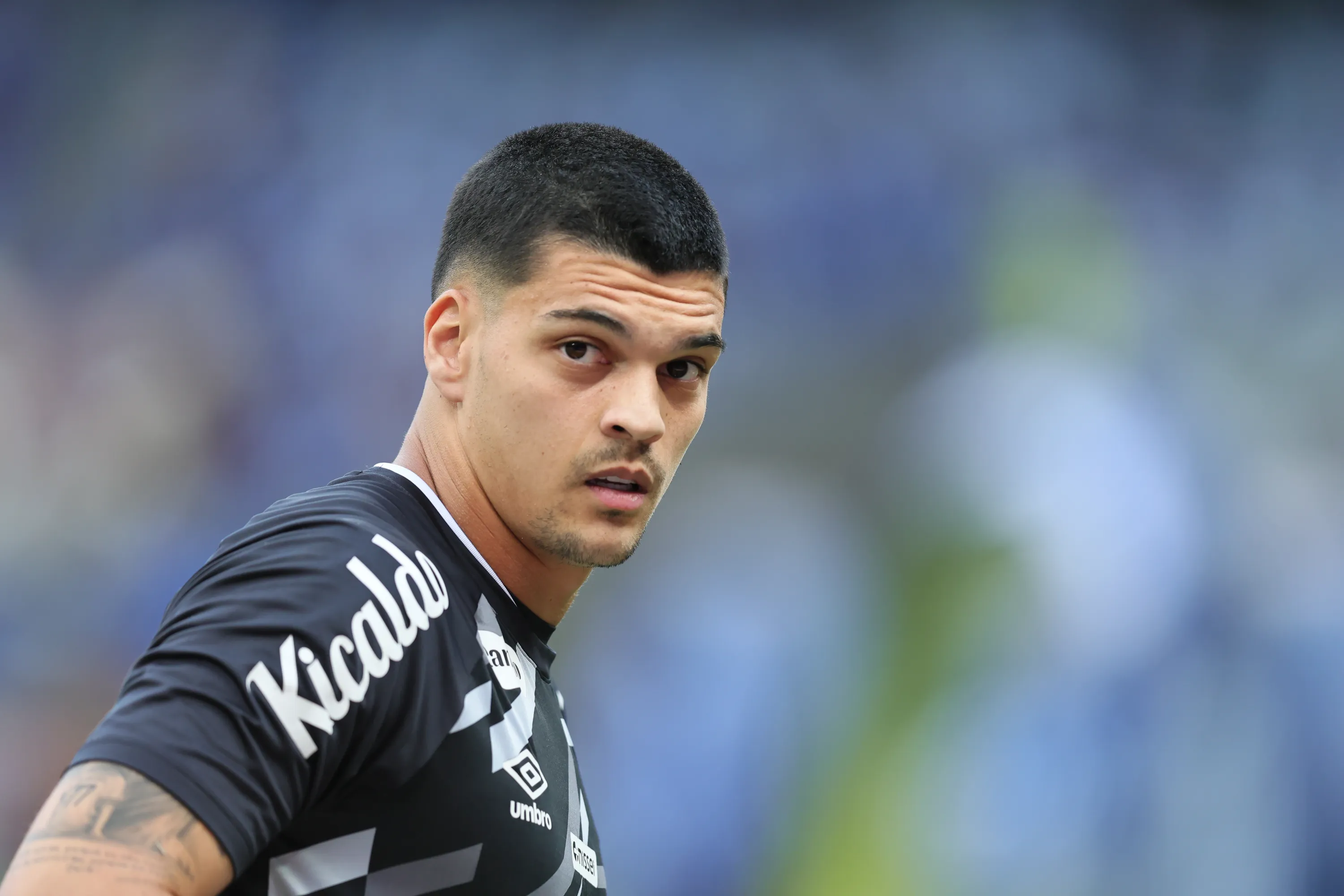 MG – BELO HORIZONTE – 22/03/2026 – BRASILEIRO A 2026, CRUZEIRO X SANTOS – Gabriel Brazao jogador do Santos durante aquecimento antes da partida contra o Cruzeiro no estadio Mineirao pelo campeonato Brasileiro A 2026. Foto: Gilson Lobo/AGIF