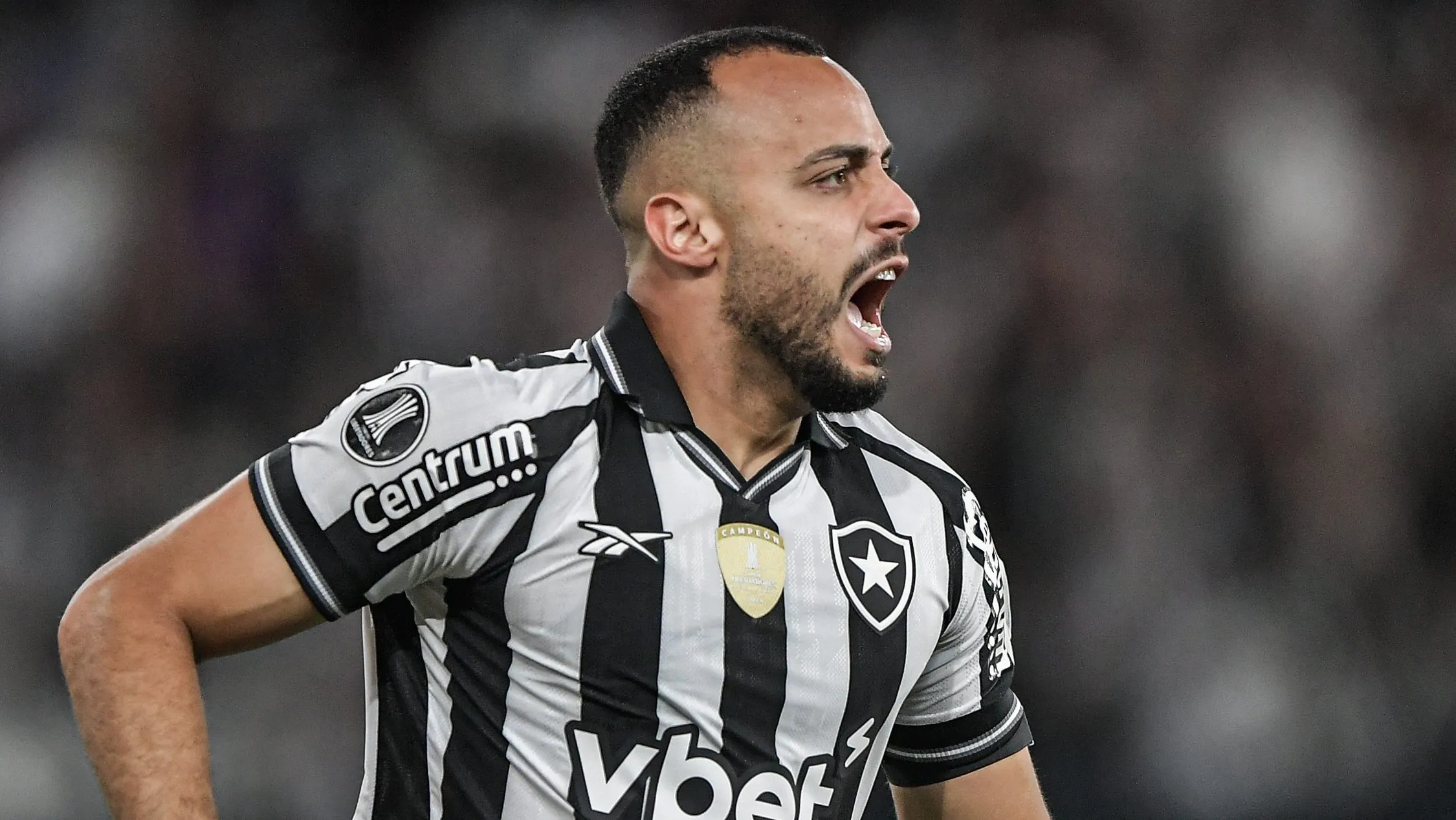 Arthur Cabral em campo pelo Botafogo. Foto: Thiago Ribeiro/AGIF