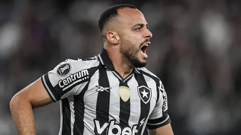 Arthur Cabral em campo pelo Botafogo. Foto: Thiago Ribeiro/AGIF