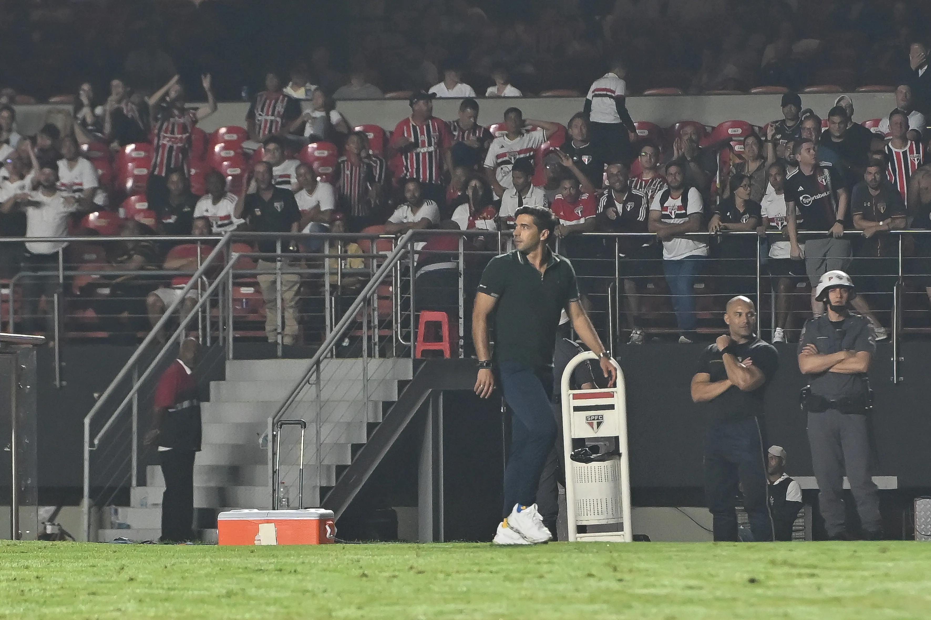 Abel Ferreira tecnico do Palmeiras recebe cartao vermelho do arbitro durante partida contra o Sao Paulo no estadio Morumbi pelo campeonato Brasileiro A 2026.  Foto: Jota Erre/AGIF