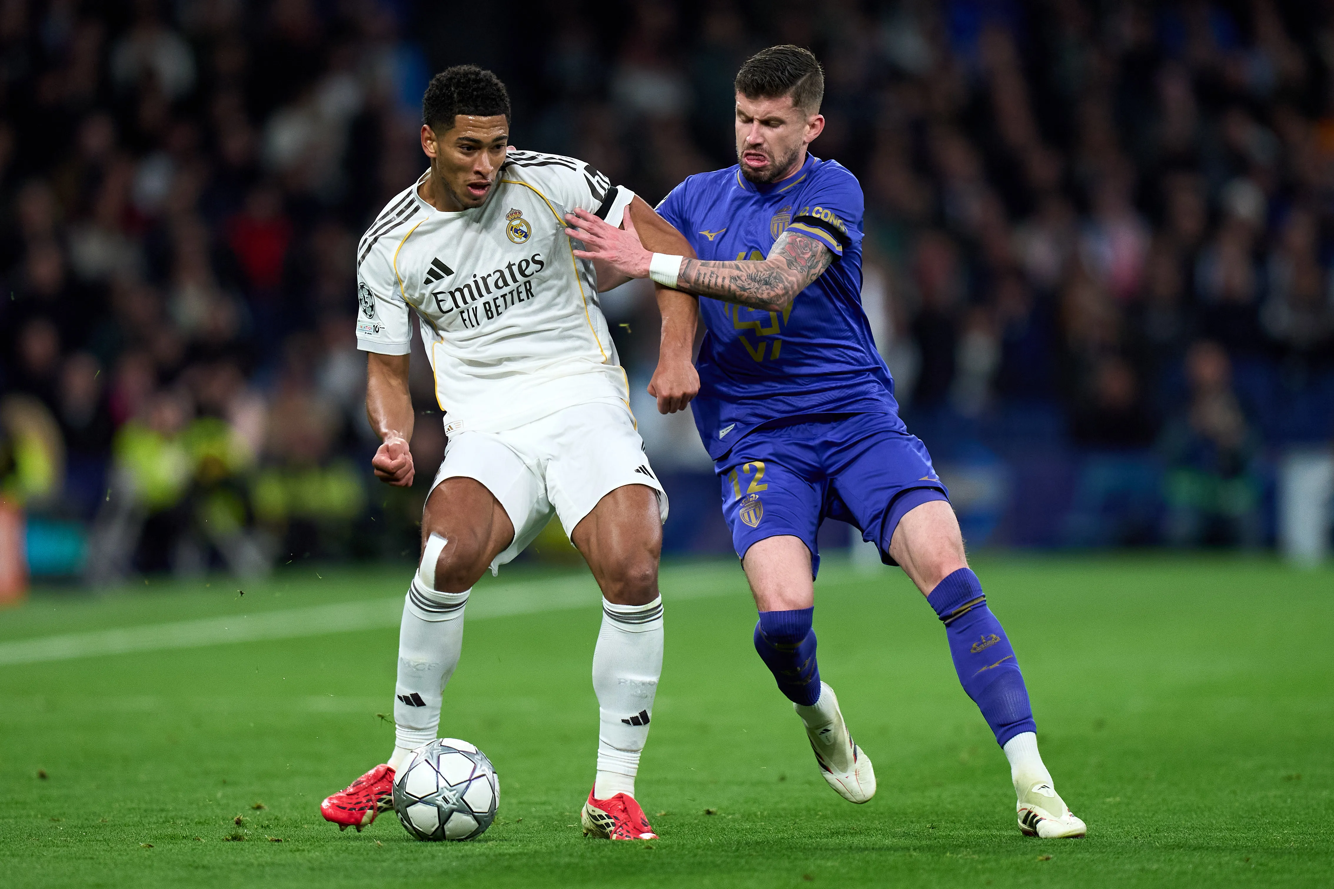 Jude Bellingham, do Real Madrid, disputa a bola com Caio Henrique, do AS Monaco, durante a 7ª rodada da fase de grupos da UEFA Champions League 2025/26, entre Real Madrid C.F. e AS Monaco, no Estádio Santiago Bernabéu, em 20 de janeiro de 2026, em Madri, Espanha. (Foto de Angel Martinez/Getty Images)