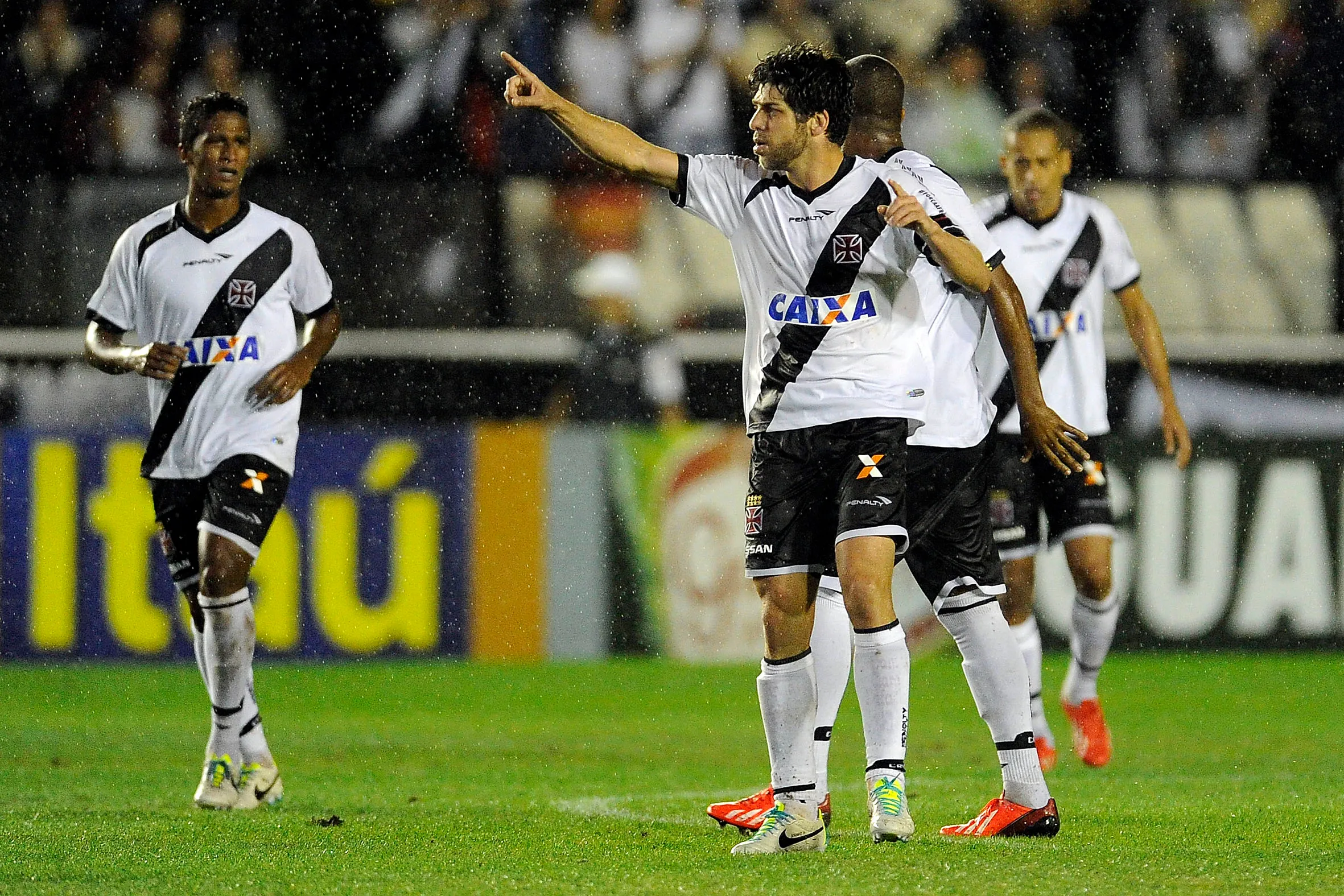 Juninho Pernambucano comemoral gol em Vasco x Gremio pelo Campeonato Brasileiro A 2013 em Sao Januario, 17 de agosto de 2013, Rio de Janeiro, Rio de Janeiro, Brasil. Foto: Fabio Castro/AGIF