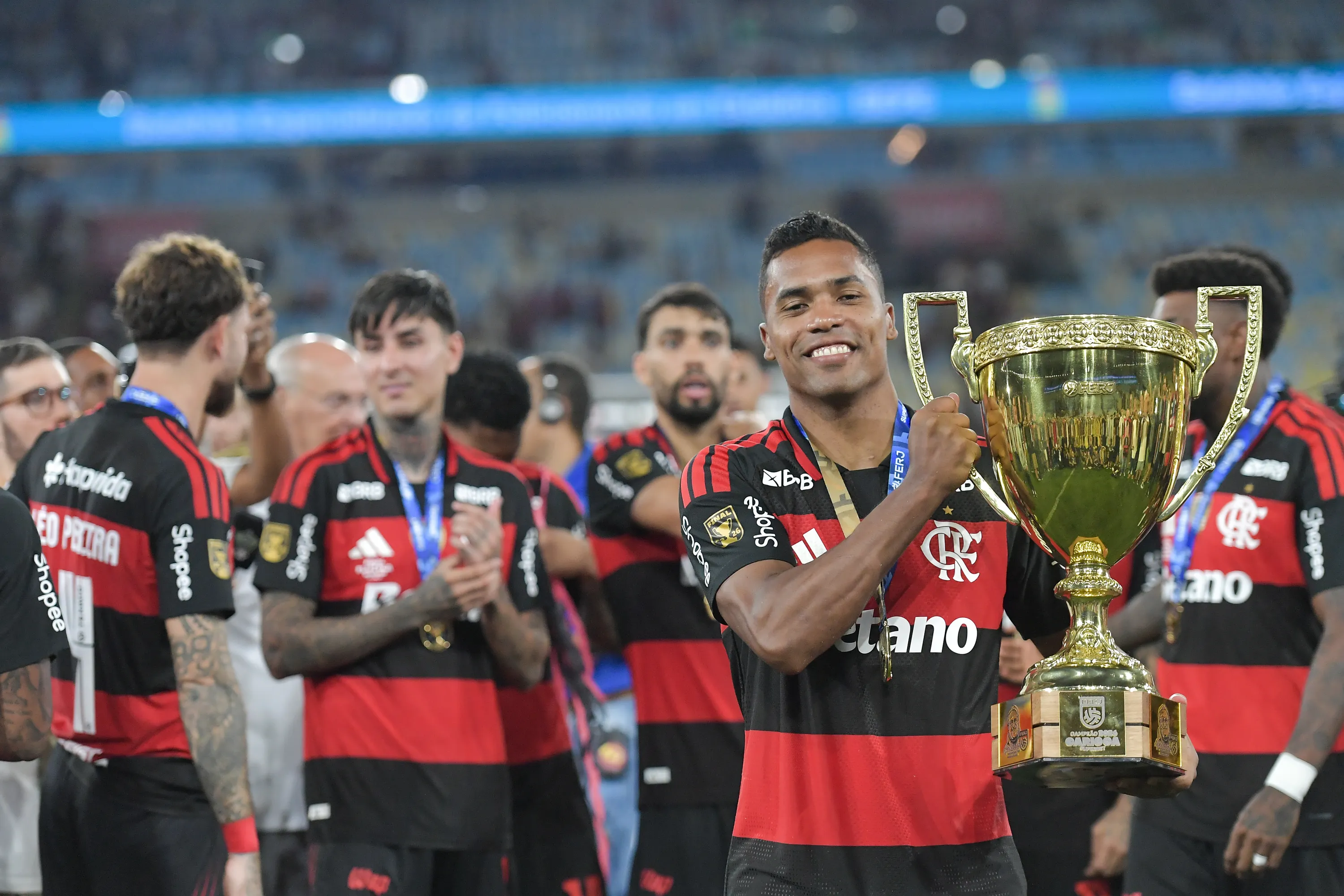RJ – RIO DE JANEIRO – 08/03/2026 – CARIOCA 2026, FLUMINENSE X FLAMENGO – Alex Sandro jogador do Flamengo durante partida contra o Fluminense no estadio Maracana pelo campeonato Carioca 2026. Foto: Thiago Ribeiro/AGIF