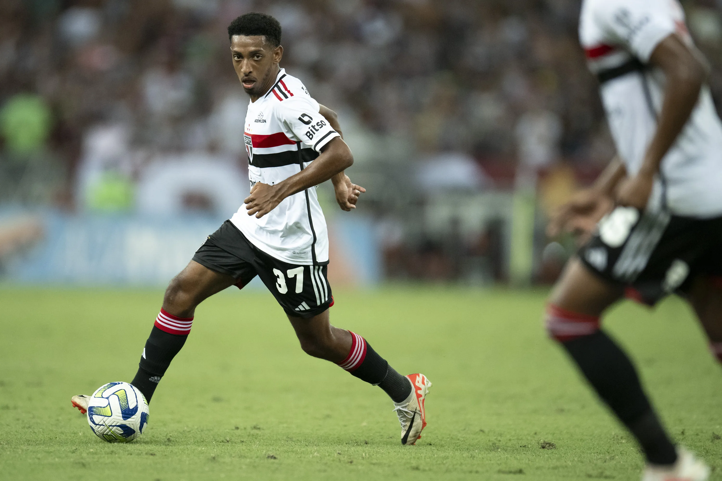 Talles Costa atuando no São Paulo em 2023 – Foto: Jorge Rodrigues/AGIF