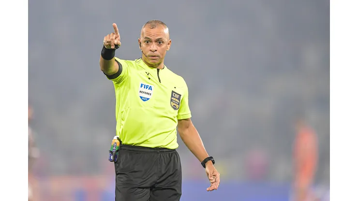 O arbitro Wilton Pereira Sampaio durante partida entre Fluminense e Vasco no estadio Maracana pelo campeonato Copa Do Brasil 2025. Foto: Thiago Ribeiro/AGIF