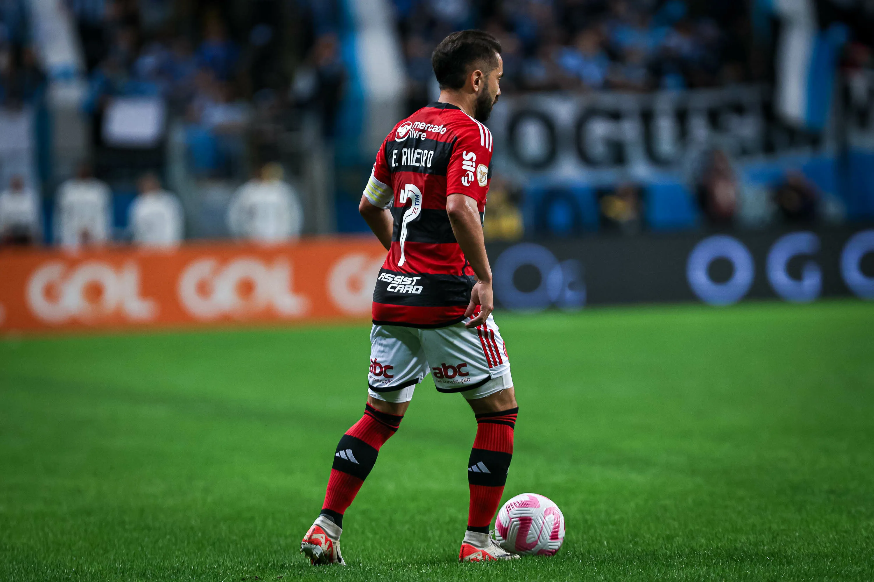 Everton Ribeiro jogador do Flamengo durante partida contra o Gremio no estadio Arena do Gremio pelo campeonato Brasileiro A 2023. Foto: Maxi Franzoi/AGIF