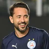 Everton Ribeiro recebe chamada de vídeo de ex-companheiros do Flamengo