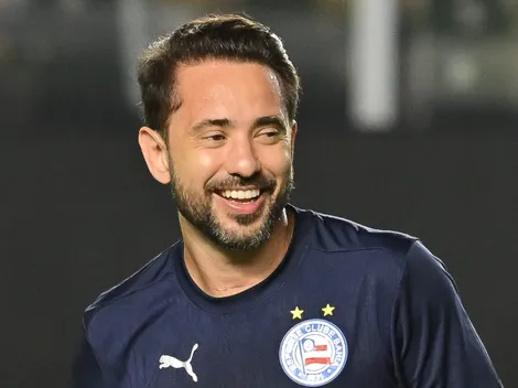 Everton Ribeiro recebe chamada de vídeo de ex-companheiros do Flamengo