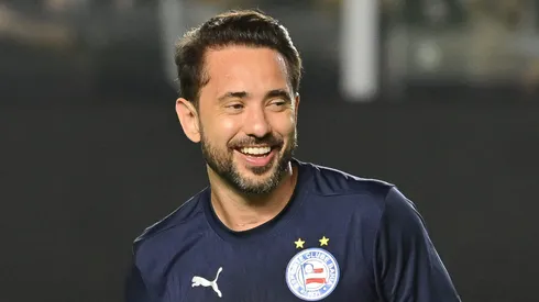 Everton Ribeiro jogador do Bahia durante aquecimento antes da partida contra o Corinthians no estadio Vila Belmiro pelo campeonato Brasileiro A 2026. Foto: Jota Erre/AGIF