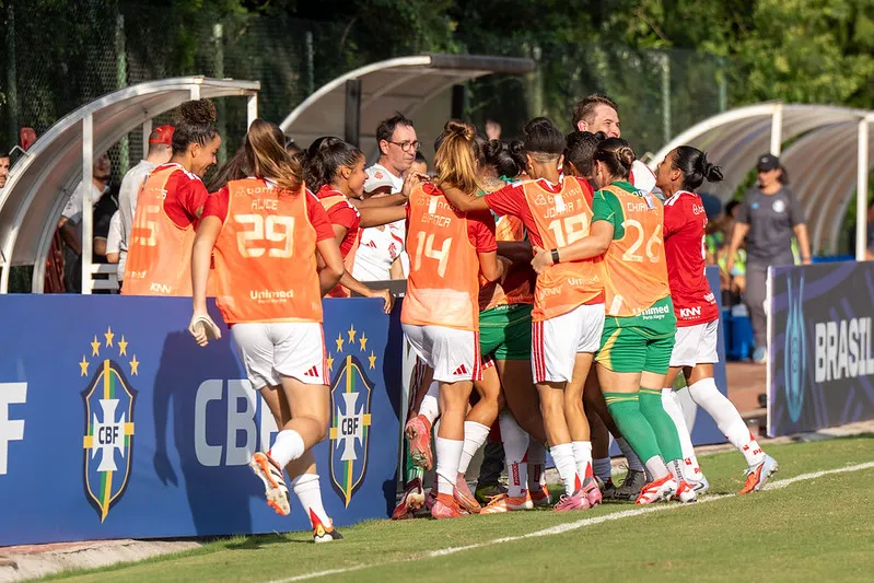 Jogadoras do Internacional comemoram o gol marcado contra o Grêmio - Foto: Lara Vantzen/Internacional