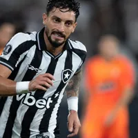 Botafogo pode perder Alex Telles contra o Coritiba